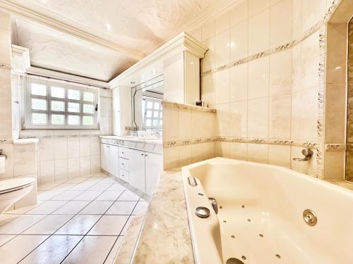 ein weißes Badezimmer mit Badewanne und Waschbecken in der Unterkunft Ferienwohnung 2-4 Pers WLAN und Parkplatz, HDZ und Kliniken in der Nähe, direkt an der A2 und A30 gelegen in Löhne