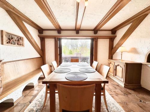 ein Esszimmer mit einem Holztisch und Stühlen in der Unterkunft Ferienwohnung 2-4 Pers WLAN und Parkplatz, HDZ und Kliniken in der Nähe, direkt an der A2 und A30 gelegen in Löhne