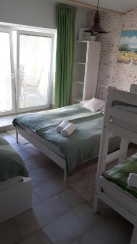 1 dormitorio con cama, escalera y ventana en Helena, en Trzin