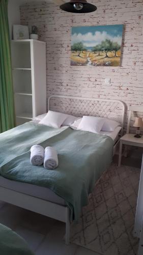 una camera da letto con un letto con due asciugamani sopra di Helena a Trzin