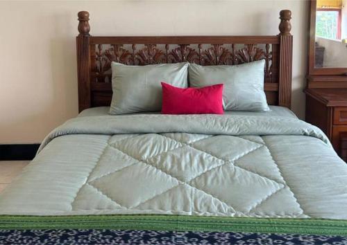 Tempat tidur dalam kamar di Sekar Wangi Homestay