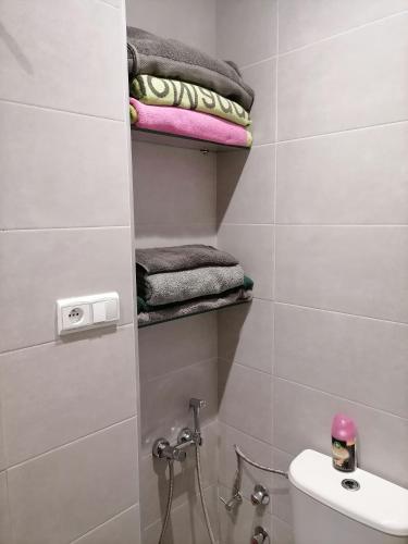 a bathroom with a toilet and some towels at Fnideqrelax in Fnidek