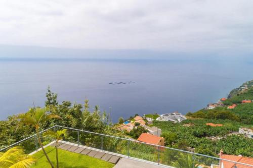Uma vista do mar geral ou uma vista do mar a partir da villa