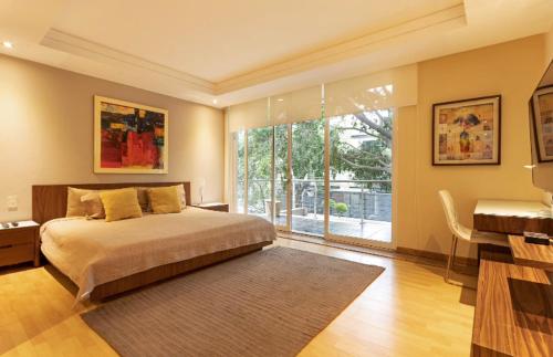 a bedroom with a bed and a large window at Mi Casa # 4 En la Zona Mas Exclusiva de Polanco in Mexico City