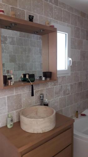 une salle de bain avec un lavabo et un miroir dans l'établissement Chez Nathalie, au Luc