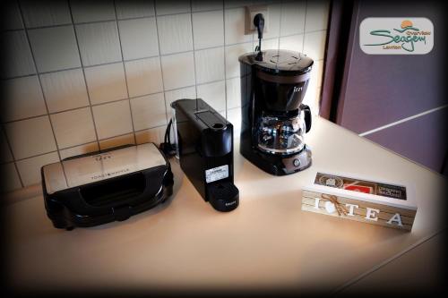 Utensilios para hacer té y café en Lavrion Seagem Overview