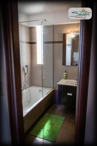 Un baño de Lavrion Seagem Overview