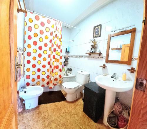y baño con aseo, lavabo y espejo. en Atico en Puerto Rey Urbanizacion La Aldea, en Vera