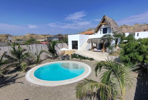 una piscina di fronte a una casa di Las casitas del norte a Zorritos