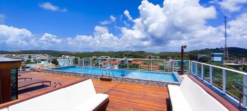 un balcón con piscina en la parte superior de un edificio en Beach Way - Praia dos Carneiros en Praia dos Carneiros