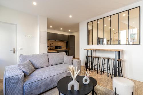 un salon avec un canapé et une table dans l'établissement 5 SUQ - Splendide appartement rénové proche Palais et plages, à Cannes