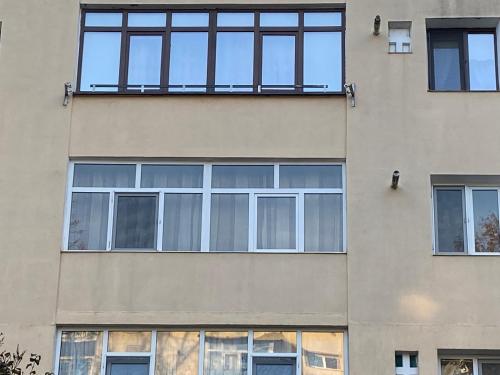 a building with windows on the side of it at Apartament lux 3 camere in Roman