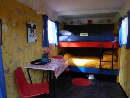 a room with two bunk beds and a table at De Stadsgaten in Rouveen