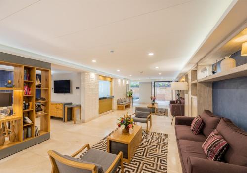 a living room with a couch and a table at Lamartine 619 Residencial in Mexico City