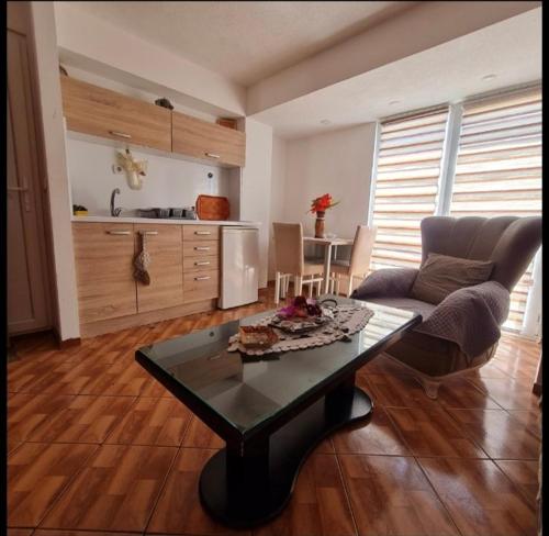 ein Wohnzimmer mit einem Sofa und einem Tisch in der Unterkunft Apartmani 2 SS Ohrid in Ohrid