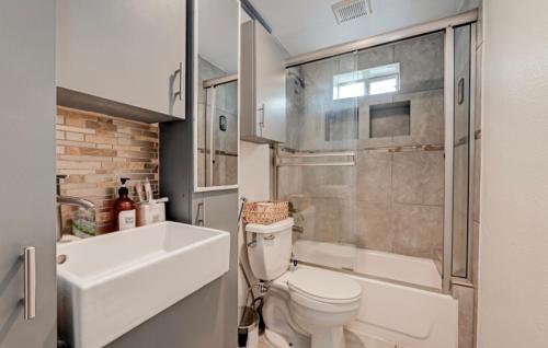 Kylpyhuone majoituspaikassa The Gray Home