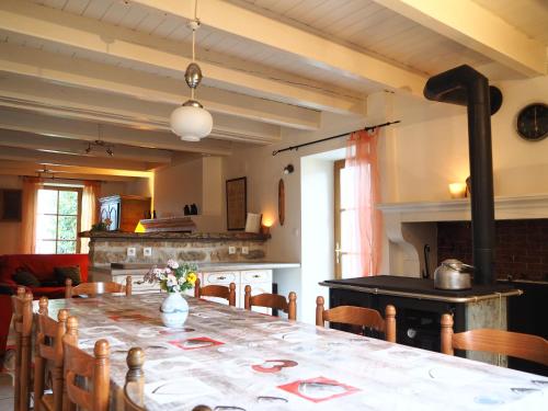 une salle à manger avec une table et une cuisine dans l'établissement Authentique Maison Familiale rénovée près du lac 