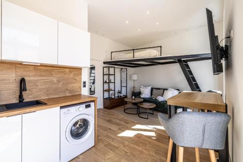 une cuisine et un salon avec laveuse et sécheuse dans l'établissement 34 BORNIOL - Bel appartement rénové avec mezzanine Cannes, à Cannes