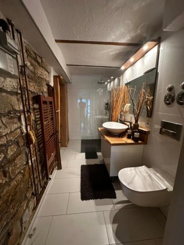 uma casa de banho com dois lavatórios e um WC em Freudi`s Berghütte em Neuhausen auf den Fildern