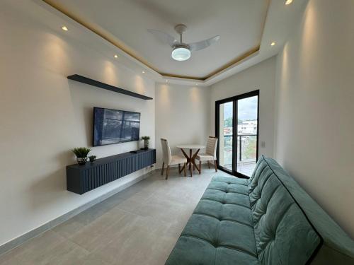 a living room with a couch and a table at Summit Flat Exclusivo Proximo ao center Vale shopping in São José dos Campos