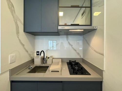 a kitchen with a sink and a stove at Summit Flat Exclusivo Proximo ao center Vale shopping in São José dos Campos