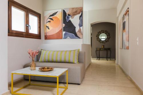 een woonkamer met een bank en een tafel bij Casa Blue Hotel, Philian Hotels and Resorts in Skiathos-stad