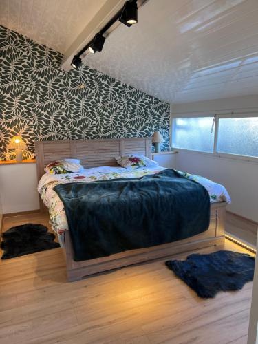 ein Schlafzimmer mit einem großen Bett in einem Zimmer in der Unterkunft Cottage Apolline in Santenay