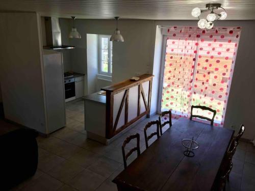 une cuisine et une salle à manger avec une table et des chaises dans l'établissement Maison de campagne en Périgord noir, à Nadaillac