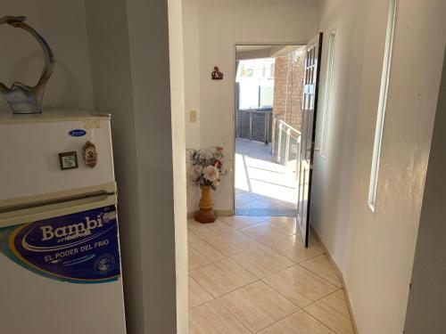 eine Küche mit einem Kühlschrank und einem Flur in der Unterkunft Departamento amoblado 3534290534 in Villa María