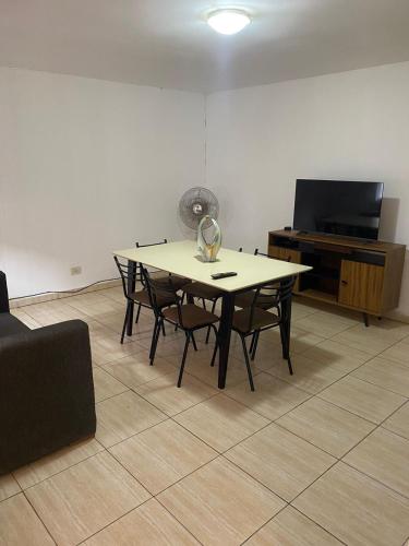 einen Tisch und Stühle in einem Zimmer mit TV in der Unterkunft Departamento amoblado 3534290534 in Villa María