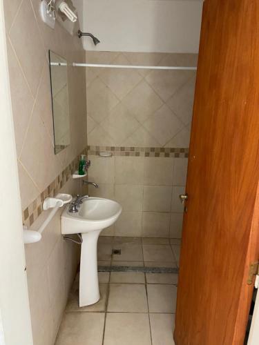 ein Bad mit einem Waschbecken und einem Spiegel in der Unterkunft Departamento amoblado 3534290534 in Villa María