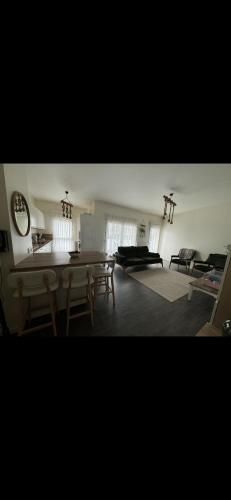 un grand salon avec une table et des chaises dans l'établissement Appartement 3 pièces, à Bobigny