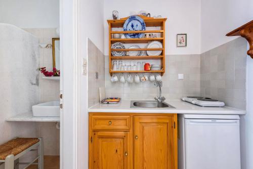 una cucina con lavandino e piano di lavoro di Zanneta's House a Naoussa