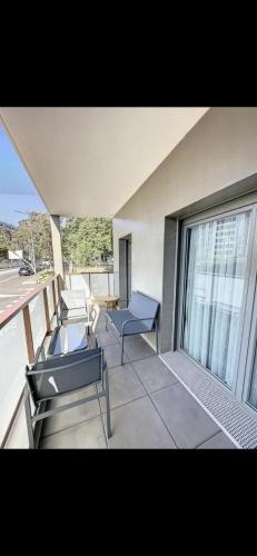 un balcon avec un canapé et des chaises sur un immeuble dans l'établissement Appartement 3 pièces, à Bobigny