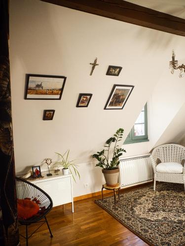 ein Wohnzimmer mit einem Kreuz an der Wand in der Unterkunft Gite traditionnel chez Léon Éguisheim in Eguisheim