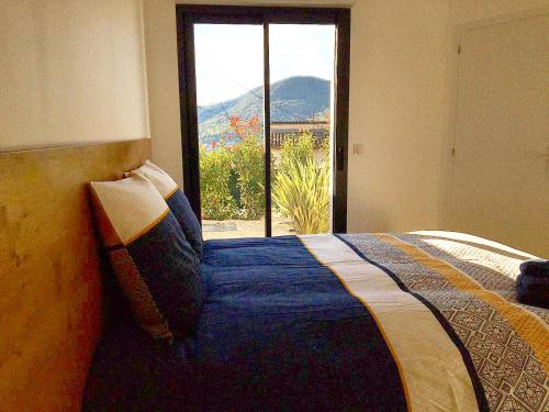 - une chambre avec un lit et une vue sur une fenêtre dans l'établissement Appartement & Jacuzzi dans l’Esterel proche Mer, à Les Adrets-de-l'Estérel