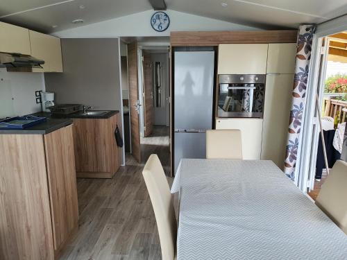 une cuisine et une salle à manger avec une table et des chaises dans l'établissement Domaine de dugny, à Onzain