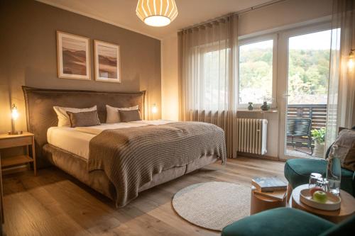 達恩的住宿－Landgasthaus & Hotel zur Krone，一间卧室设有一张床和一间客厅。