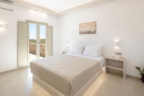Postel nebo postele na pokoji v ubytování Windmillside Luxury Villas