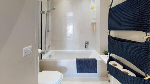 ein Badezimmer mit einer Badewanne, einem WC und einem Waschbecken in der Unterkunft Madison Hill - White Hill House 4 - 2 bedroom flat in London
