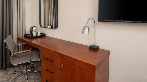Holiday Inn - Johannesburg Sunnyside Park by IHGにあるテレビまたはエンターテインメントセンター