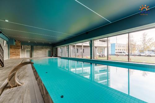 Bazén v ubytování LABA Kołobrzeg Apartamenty Kasprowicza 20 Parking Basen Fitness Bawialnia w CENIE, Parkplatz Schwimmbad Fitness Spielzimmer im PREIS nebo v jeho okolí