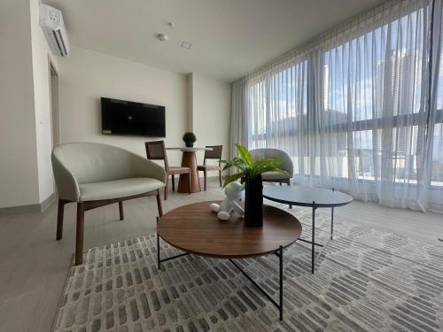 ein Wohnzimmer mit einem Stuhl und einem Tisch in der Unterkunft Arcadia Condo Suites in Panama-Stadt