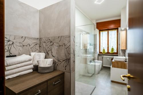 a bathroom with a shower and a toilet and a sink at Alice&Leo's near METRO M1 RED parking gratis METRO LINE IN 14 MIN FOR CATHEDRAL in Sesto San Giovanni