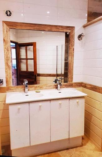 une salle de bain avec deux lavabos et un miroir dans l'établissement Chez Marco, à Ongles