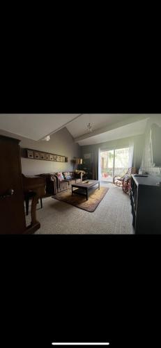 un salon avec un canapé et une table dans l'établissement Gîte du Vallon-Les Roches., à Les Hautes-Rivières