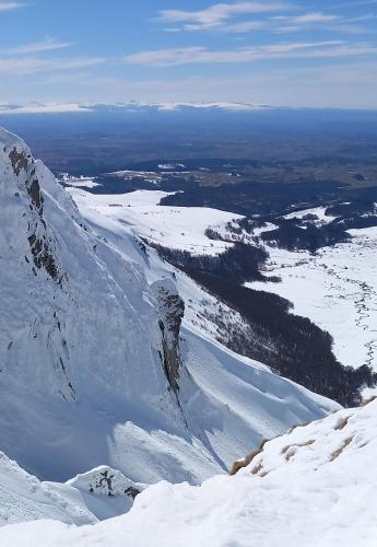 - une vue sur une montagne enneigée avec des arbres au loin dans l'établissement Résidence M., à La Bourboule