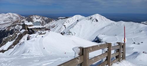 un lodge de ski au sommet d'une montagne enneigée dans l'établissement Résidence M., à La Bourboule