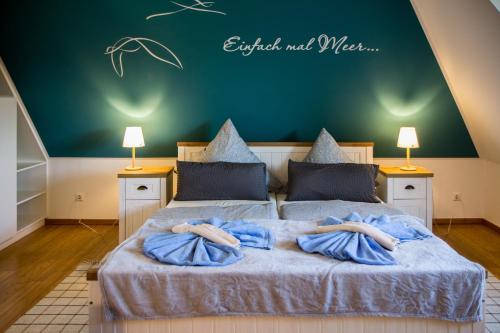 sypialnia z 2 łóżkami i ręcznikami w obiekcie Villa Butterblume w Zinnowitz