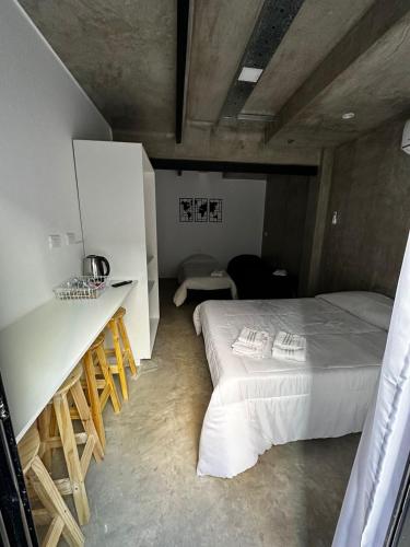um quarto com uma cama, uma mesa e cadeiras em DOCTA RESIDENCIA em Córdoba